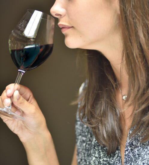 Femme dégustant un verre de vin rouge