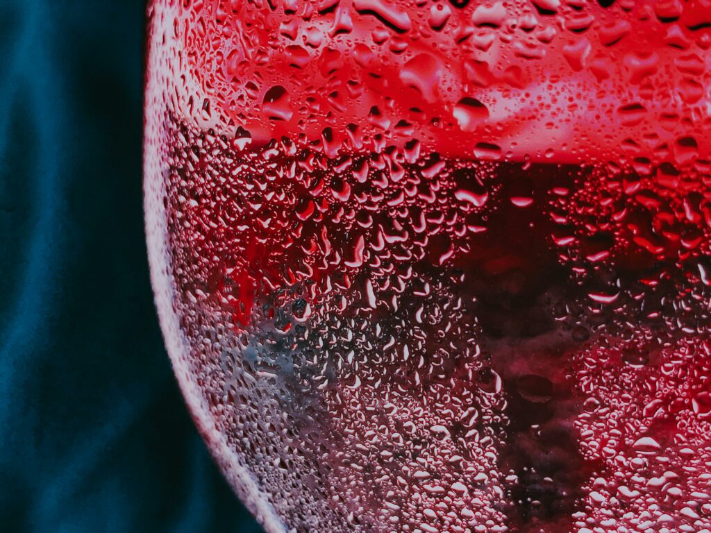 Exemple de verre de vin rouge frigo servi frais comme le claret