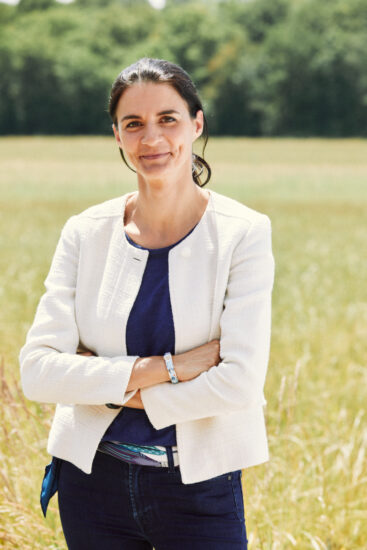 Portrait d'Audrey Bourolleau dans un champ de blé