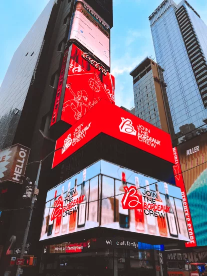 Le film de la campagne Join the Bordeaux Crew projeté sur une façade d'immeuble à Times Square, New-York.