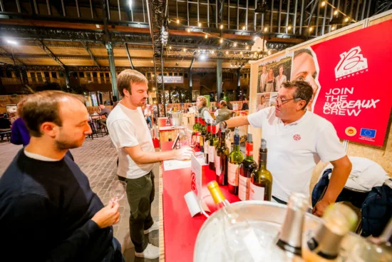 Vignerons et visiteurs échangent sur les stands du Eat festival aux couleurs de Join the Bordeaux Crew