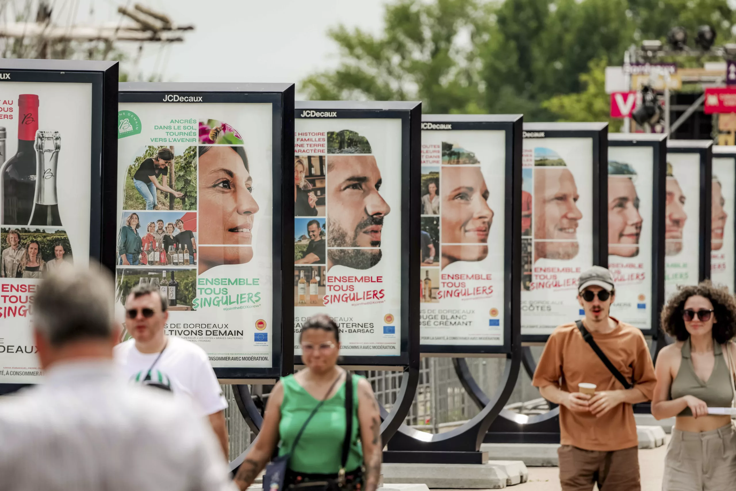 Les visages des vignerons de la campagne Join the Bordeaux Crew placardée sur les quais